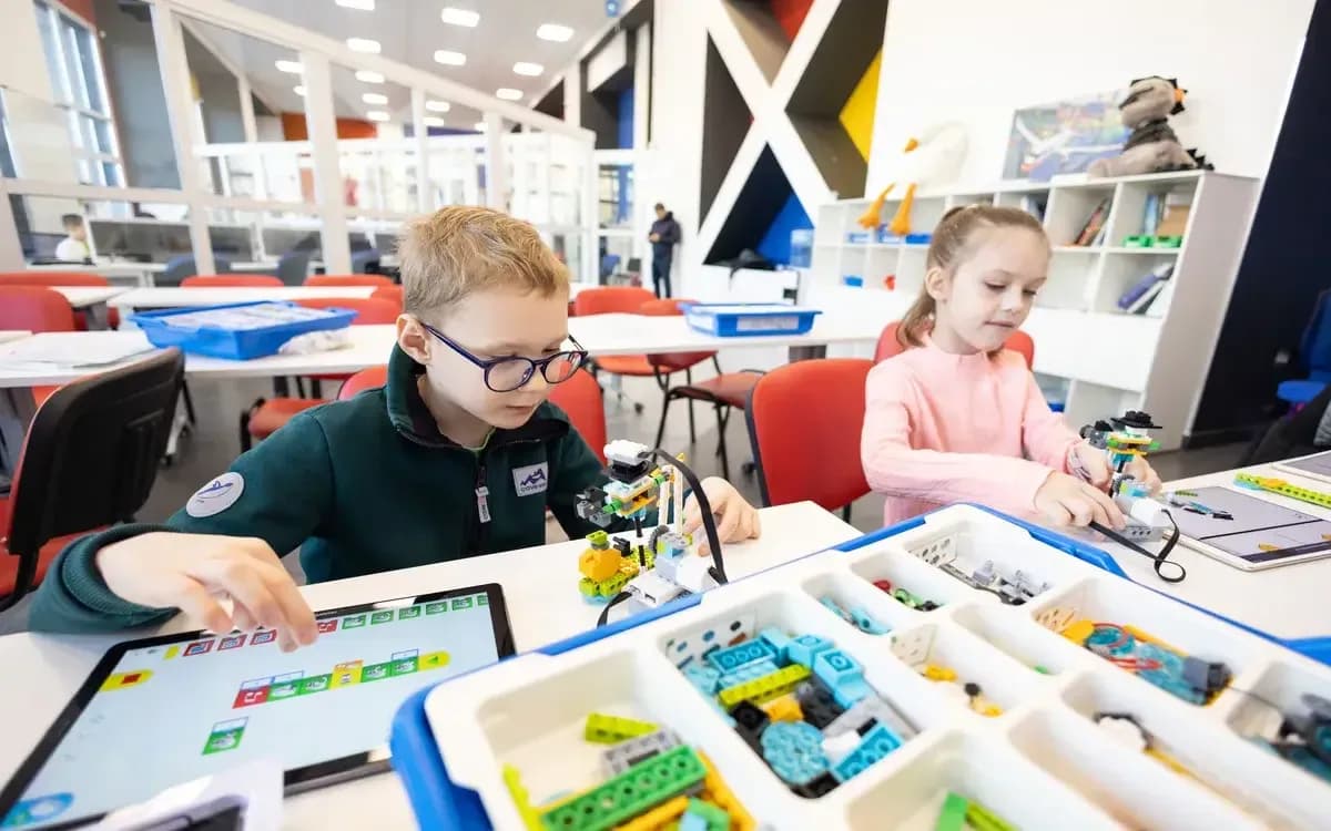 Дети собирают и программируют роботов из Lego в технопарке МАИ