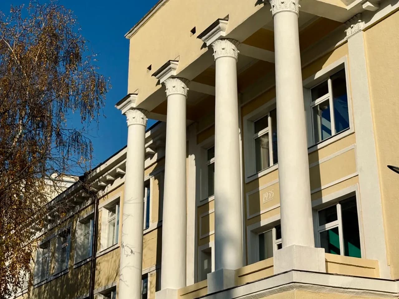 Колонны портика жёлтого дома 1935 года на Шаболовке осенним днём